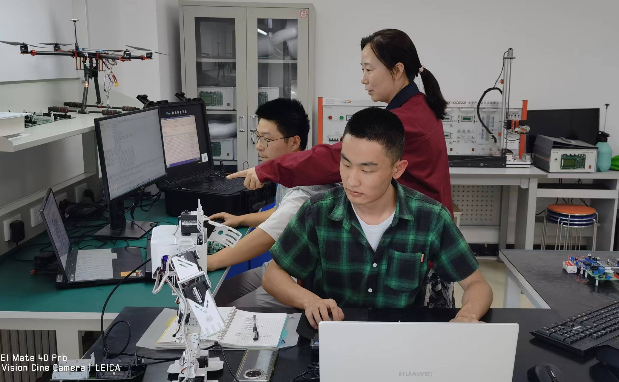教师指导员工进行智能电子产品设计.jpg